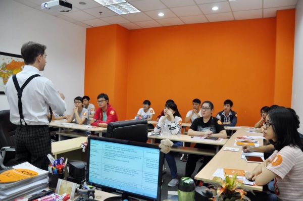 Review trung tâm tiếng Anh cho người đi làm ở đâu uy tín? (Mách bạn vài địa chỉ)