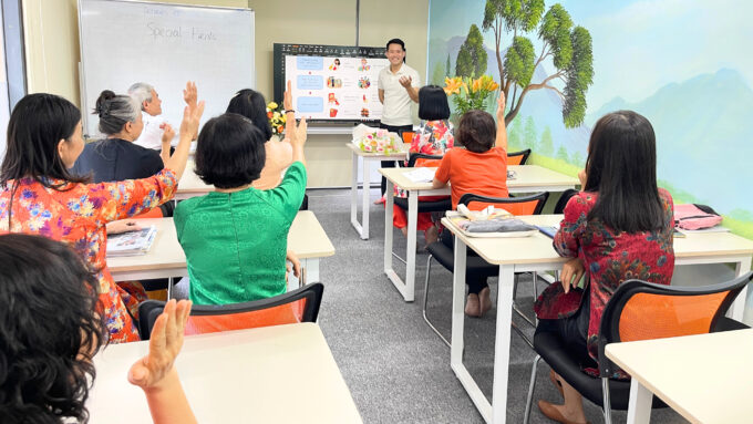 Tìm lớp học tiếng Anh cho người lớn tuổi: Bí quyết chọn lớp hiệu quả