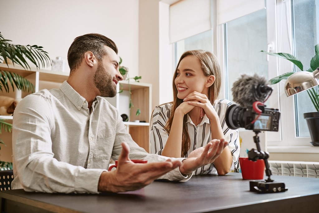 Mẹo hay để giao tiếp với người nước ngoài tốt hơn, áp dụng ngay để thấy sự khác biệt!