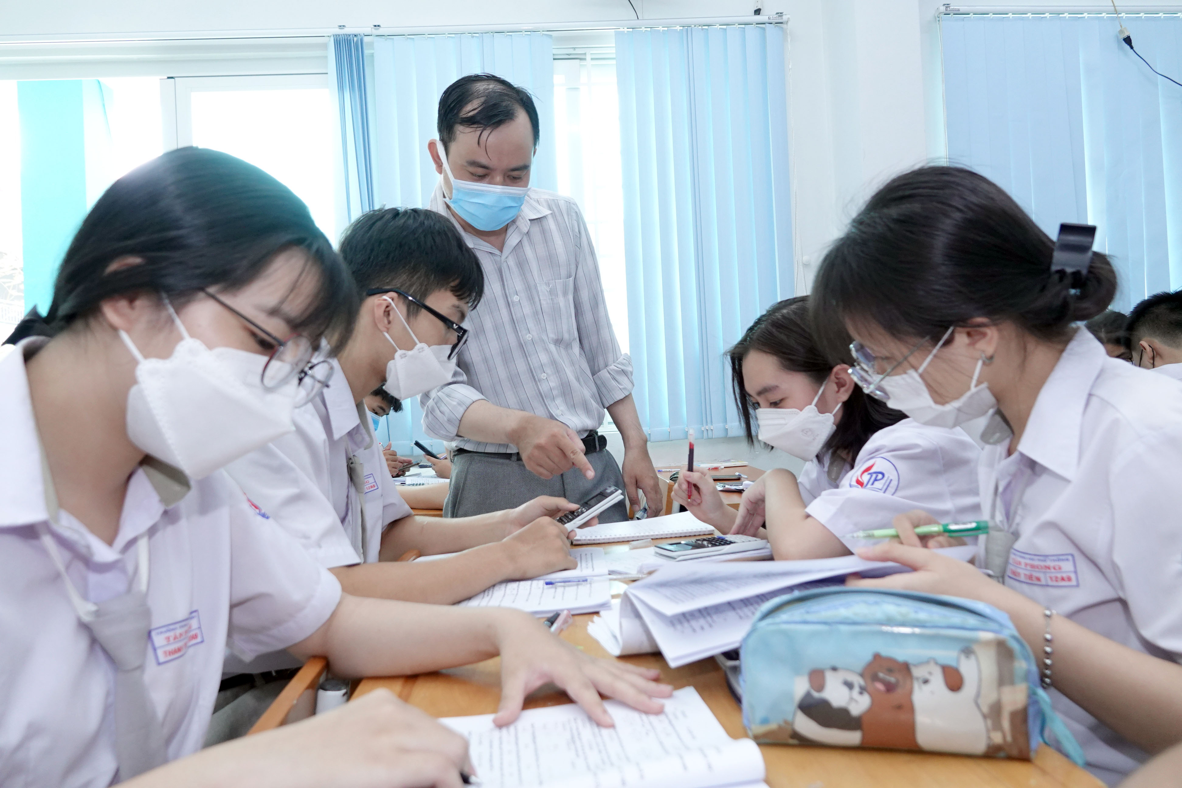 Tiếng anh lớp 12 ôn thi tốt nghiệp sao cho chắc? Kinh nghiệm từ các bạn thủ khoa.