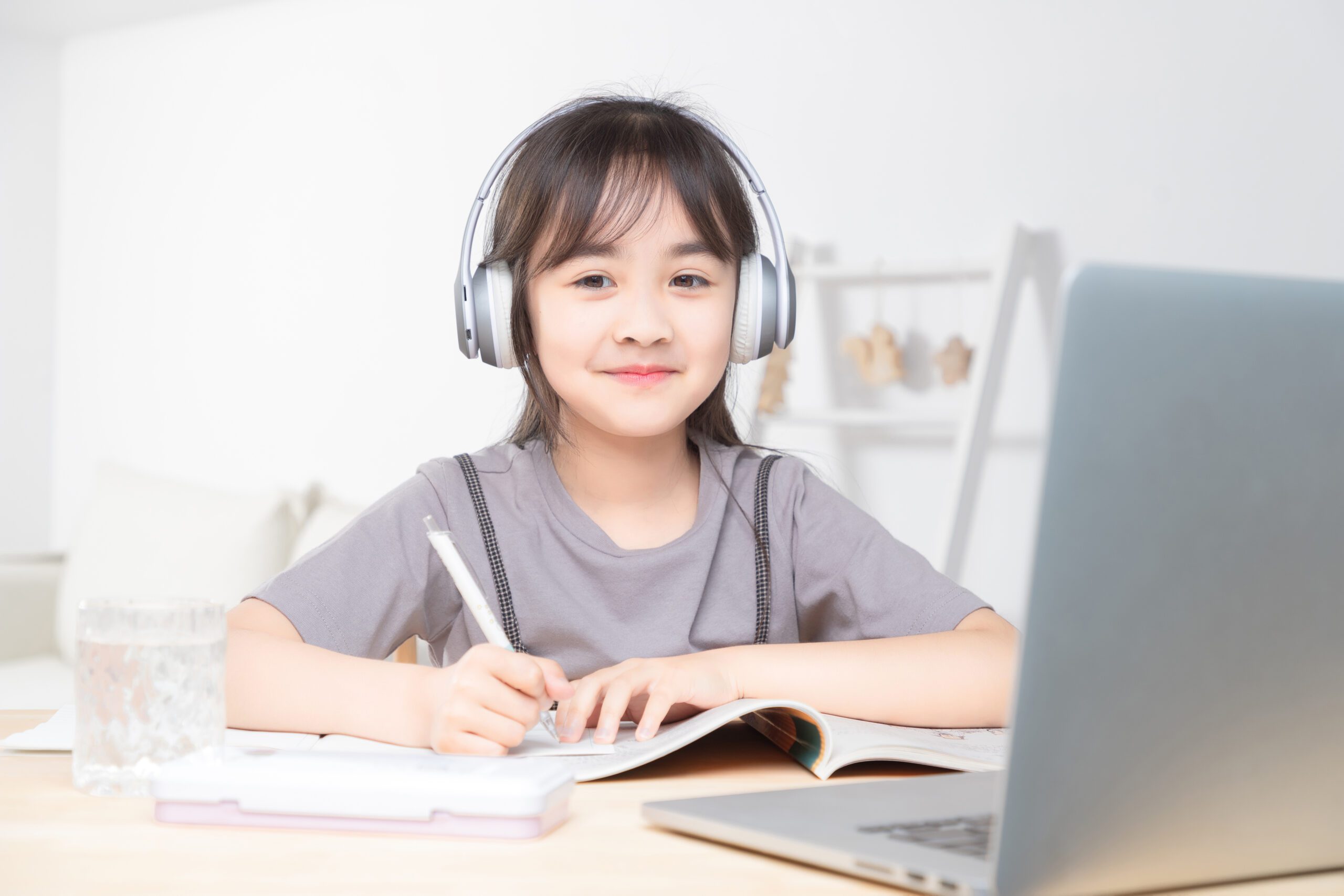 Học tiếng anh cho người mới bắt đầu tự học ở nhà có khó không? Chia sẻ kinh nghiệm thực tế.