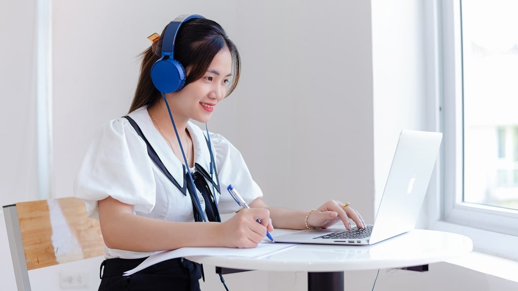 Review khóa học tiếng Anh online: Có nên học không? (Phân tích ưu nhược điểm)