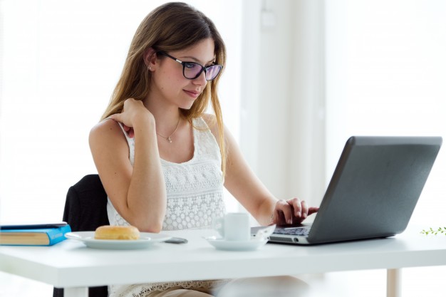 Tại sao nên đăng ký học tiếng Anh giao tiếp online ngay? (Lợi ích không ngờ bạn cần biết)