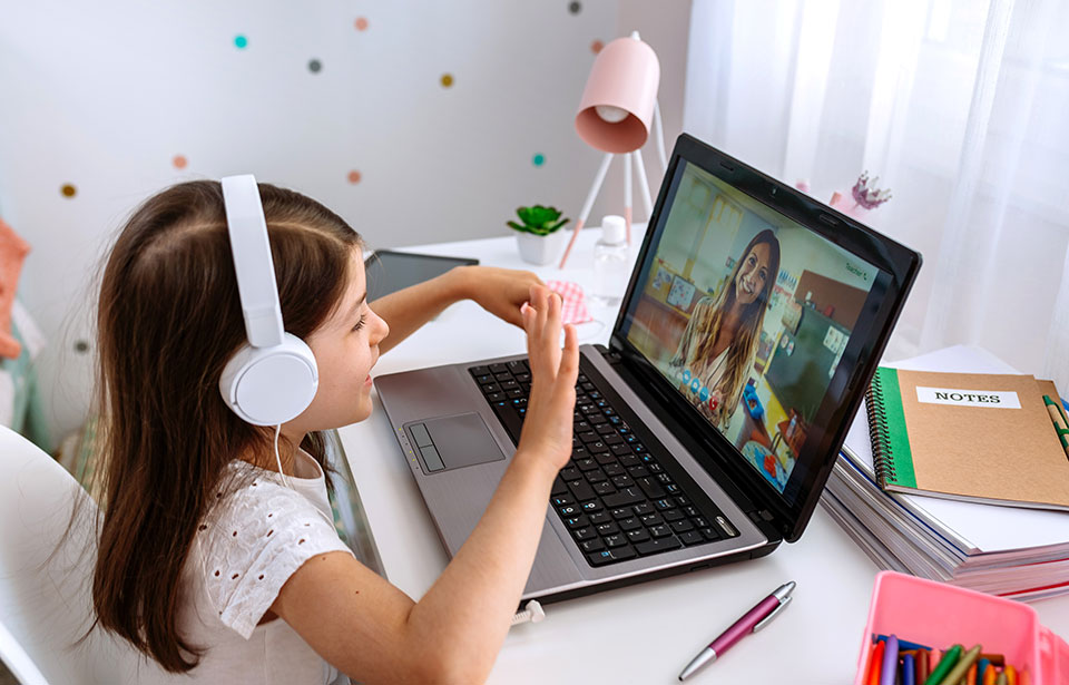Khóa học tiếng anh online cho trẻ em nào tốt? Mách mẹ vài lựa chọn uy tín nhất hiện nay.