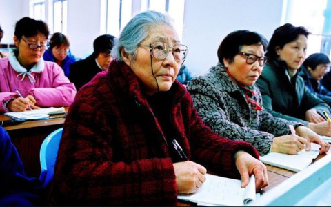 Học tiếng anh giao tiếp cho người lớn tuổi có khó không? (Bí quyết thành công đây)