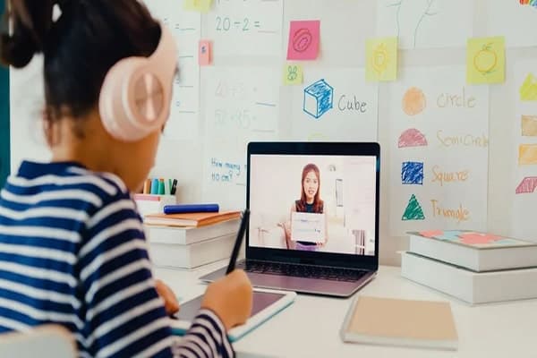Trung tâm tiếng Anh online tốt nhất có đắt không? Cách học chất mà tiết kiệm cực hay!
