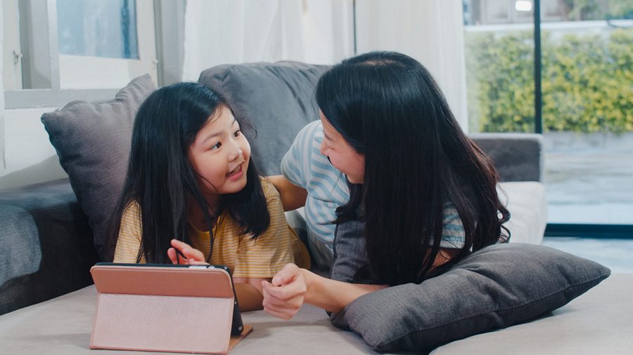 Cho bé học tiếng Anh 1 kèm 1 online cho trẻ em có tốt không? Ba mẹ biết ngay lợi ích.
