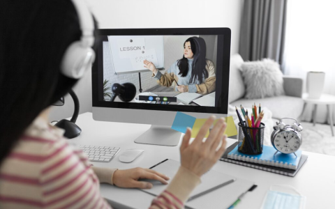 Review khóa học tiếng Anh online: Có nên học không? (Phân tích ưu nhược điểm)