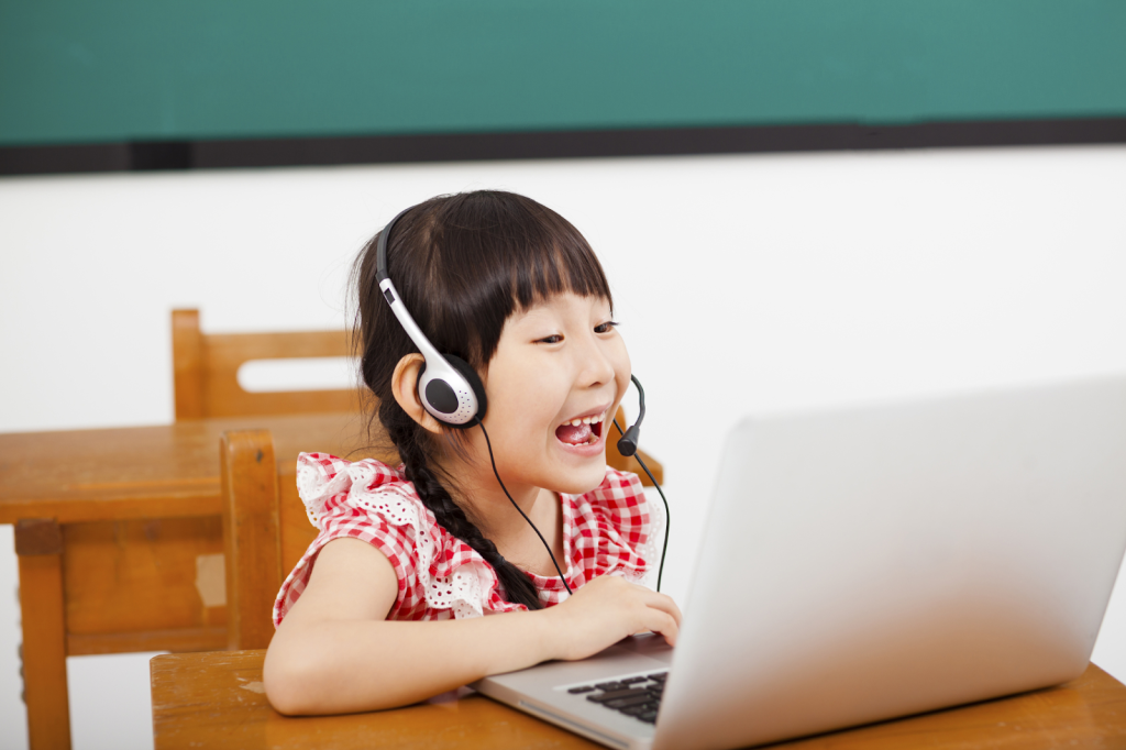 Cho bé học tiếng Anh 1 kèm 1 online cho trẻ em có tốt không? Ba mẹ biết ngay lợi ích.