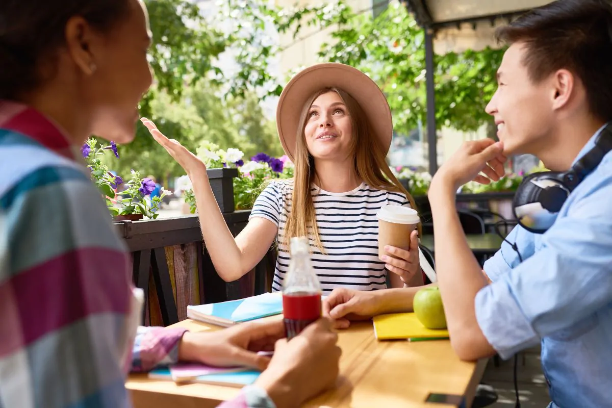 Mẹo hay để giao tiếp với người nước ngoài tốt hơn, áp dụng ngay để thấy sự khác biệt!