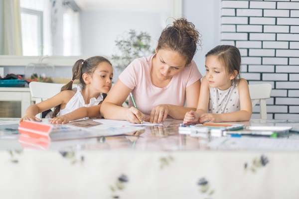 Tiếng anh lớp 2: Làm sao để con tự giác học? Mẹ áp dụng thử cách này xem sao!