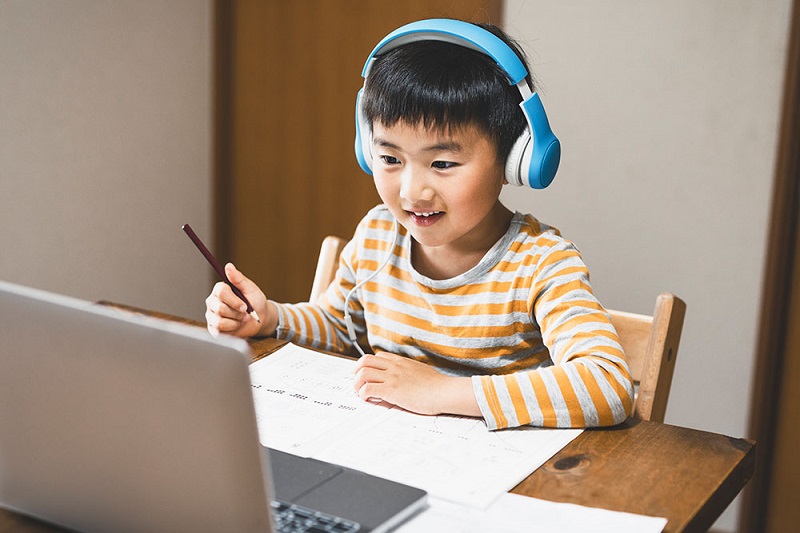 Cho bé học tiếng Anh 1 kèm 1 online cho trẻ em có tốt không? Ba mẹ biết ngay lợi ích.