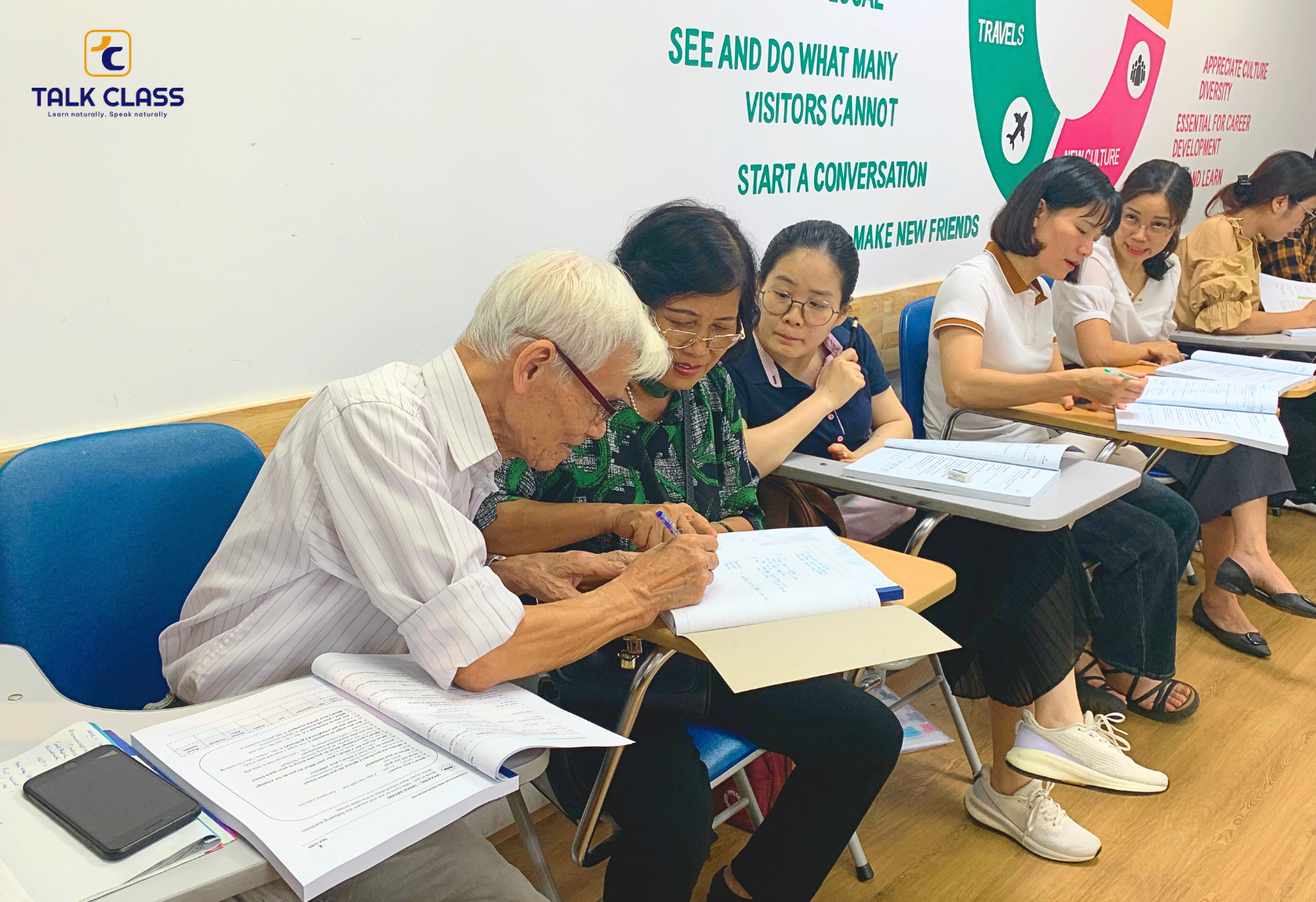 Lớp học tiếng Anh giao tiếp cho người lớn tuổi có hiệu quả không? (Kinh nghiệm thực tế từ học viên)