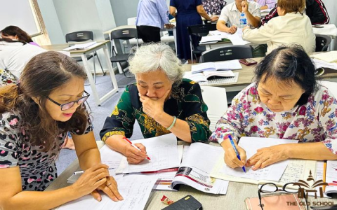 Tìm tài liệu tự học tiếng Anh nào phù hợp nhất cho người lớn tuổi?