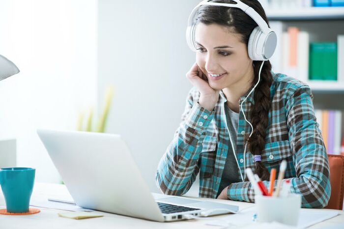 Học tiếng Anh 1 kèm 1 với người nước ngoài có tốt không? 3 lợi ích bạn nên biết ngay!