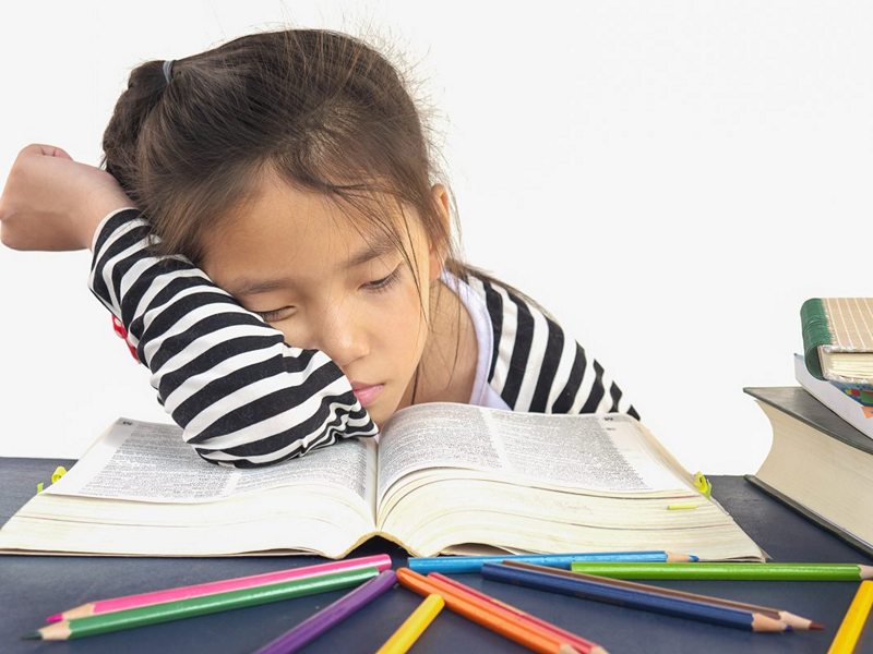 Con lười học tiếng anh lớp 4? (Tuyệt chiêu giúp bé hứng thú trở lại)