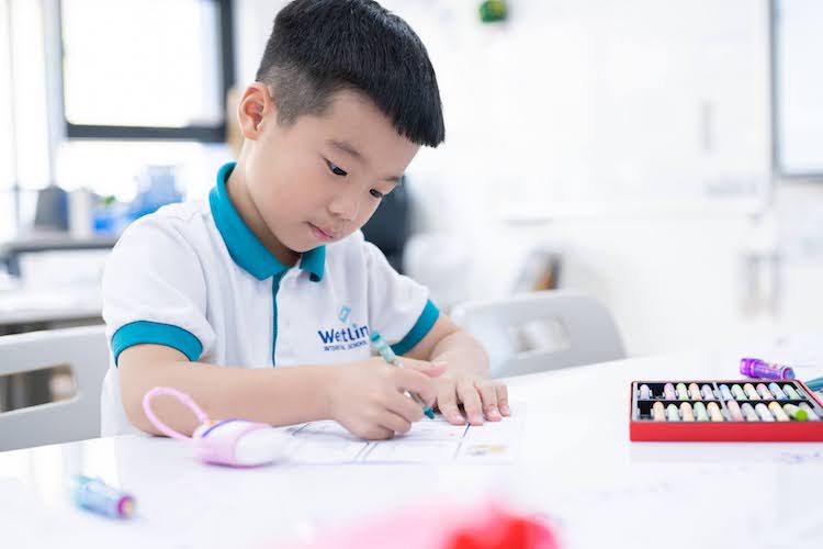 Con bạn sợ học tiếng anh lớp 2? Mẹo nhỏ giúp bé yêu thích môn này ngay.