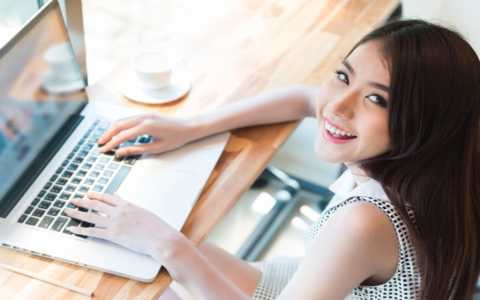 Học tiếng anh giao tiếp offline: nên chọn trung tâm hay gia sư? So sánh ưu nhược điểm!