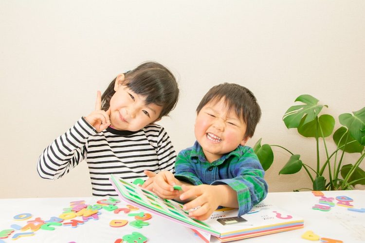 Các chương trình học tiếng anh cho bé trực tuyến và offline cái nào tốt hơn (So sánh 3 điểm)
