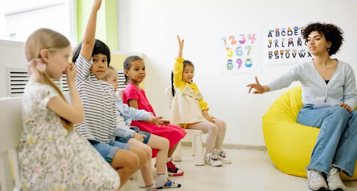 Dạy tiếng Anh giao tiếp cho bé tại nhà thế nào? Hướng dẫn từng bước dễ dàng cho cha mẹ!
