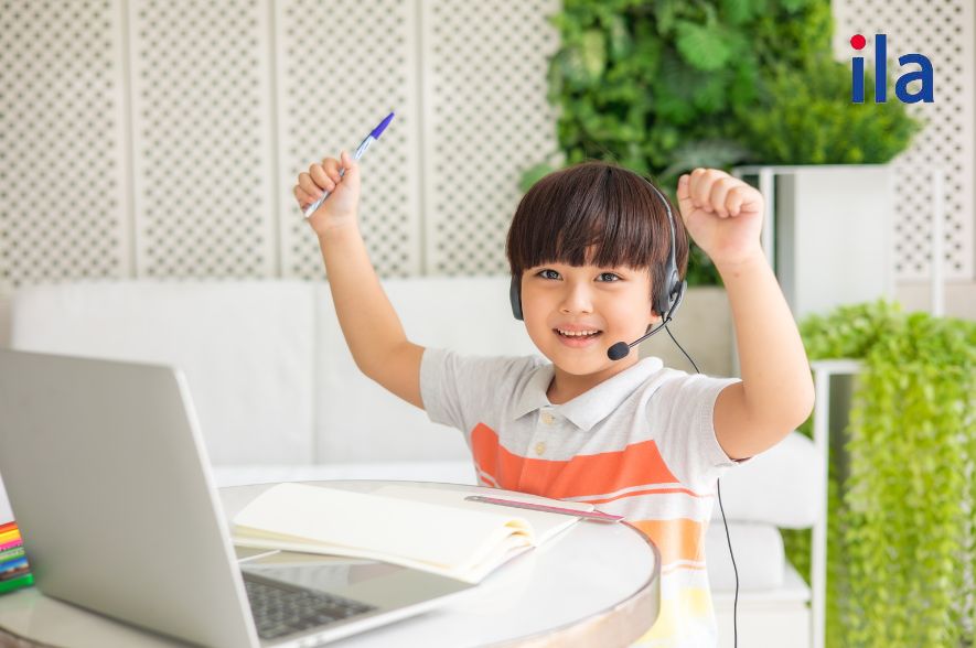 bé học tiếng anh online có tốt không? chia sẻ kinh nghiệm thực tế