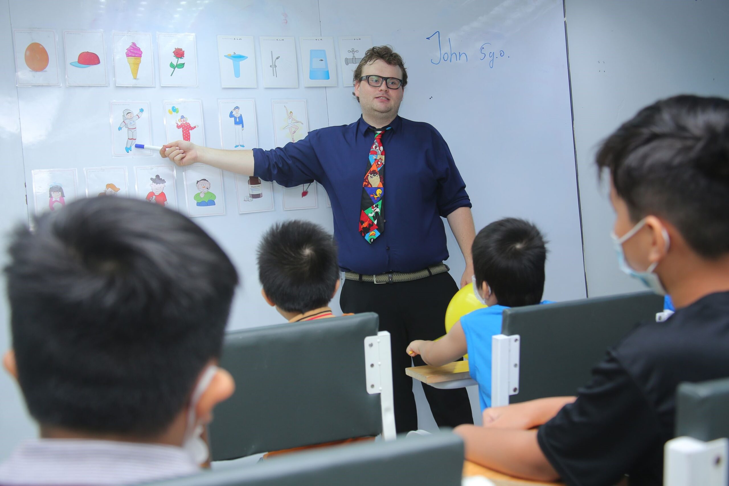 Lớp giao tiếp tiếng Anh với người nước ngoài ở đâu tốt? Tìm hiểu 5 tiêu chí chọn lớp chuẩn!