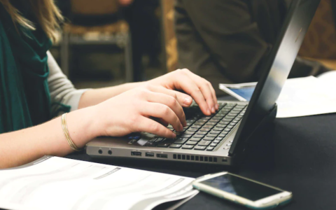 Luyện nghe nói tiếng anh online miễn phí nhanh tiến bộ? 4 mẹo đơn giản ai cũng làm được!